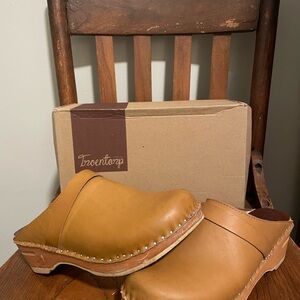 Trotentorp “Da Vinci” Honey Brown Vegan Leather Clogs